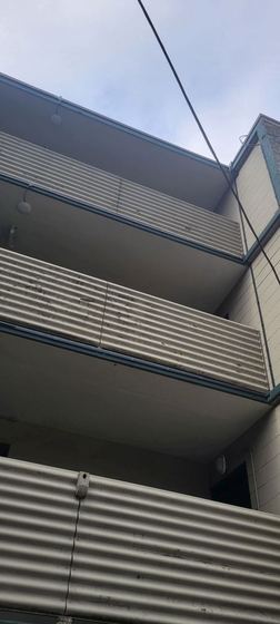 Exterior ledge run